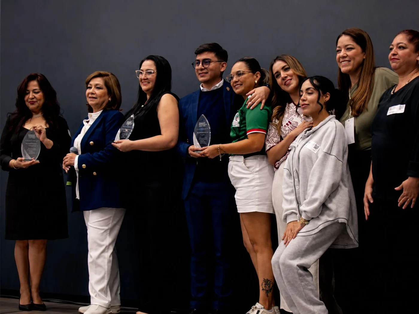 Líderes y profesionales reconocidos de la industria reunidos en el escenario de la Expo
