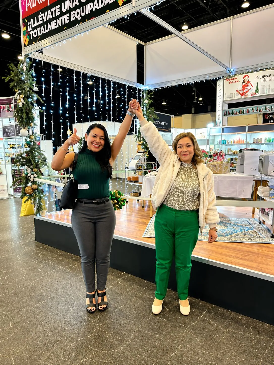 Ganadora celebrando frente al stand de la cabina totalmente equipada