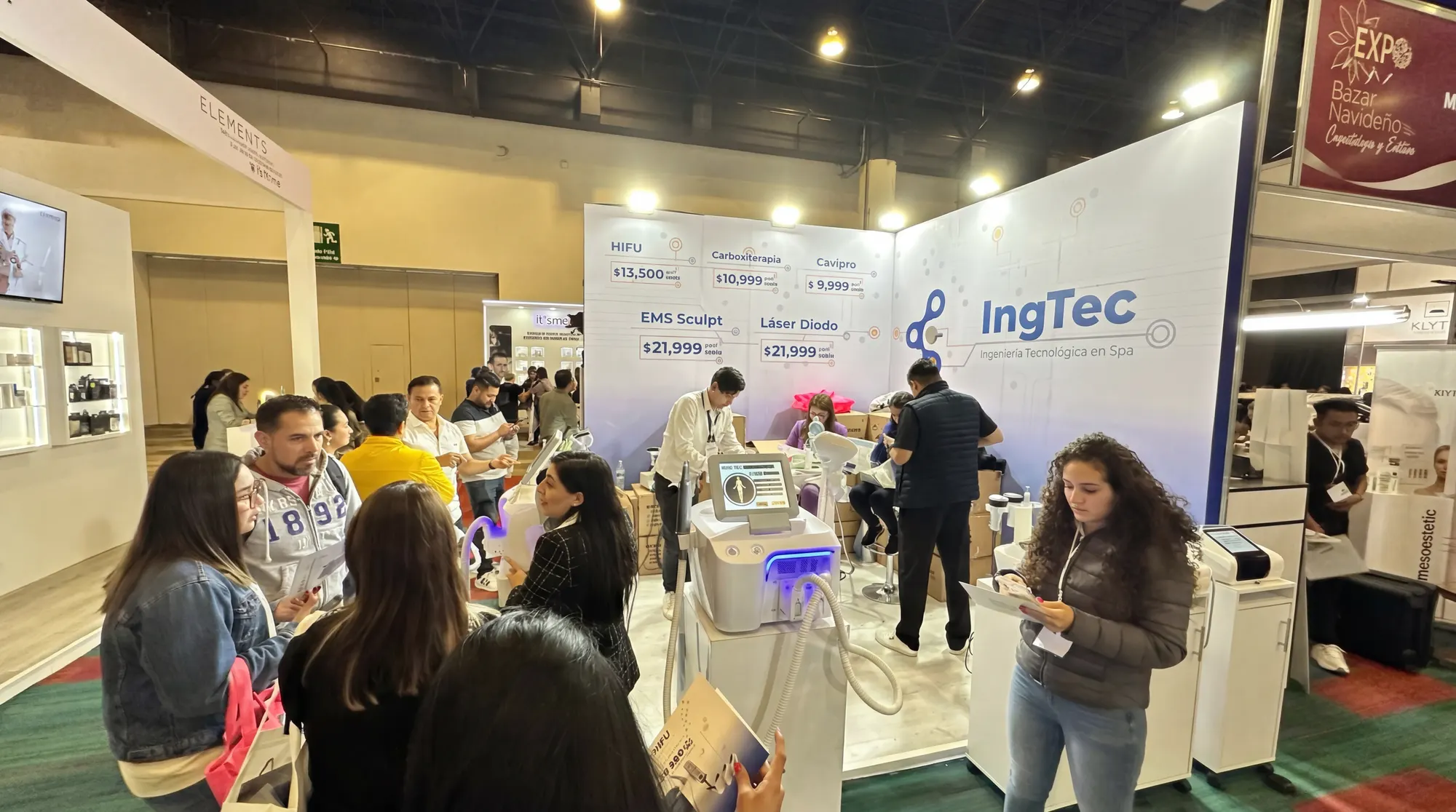 Stands de marcas destacadas con visitantes