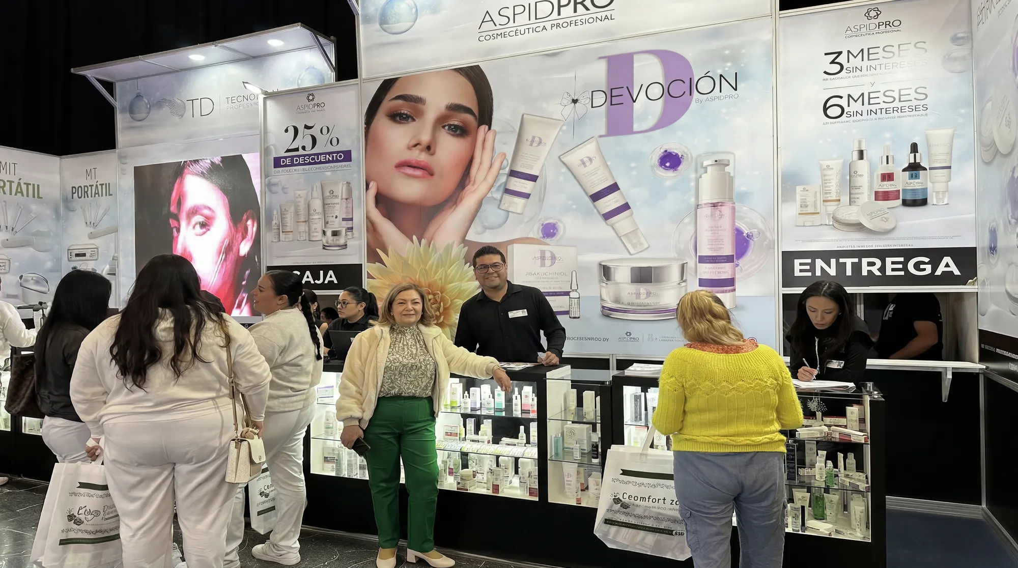 Zona de exhibición con visitantes