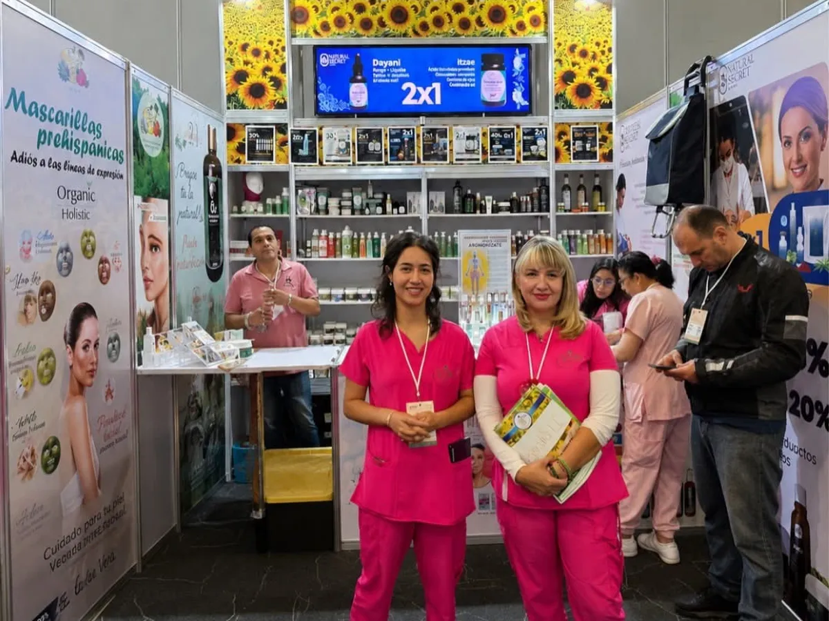 Especialistas atendiendo su stand de cosmética profesional durante la Expo
